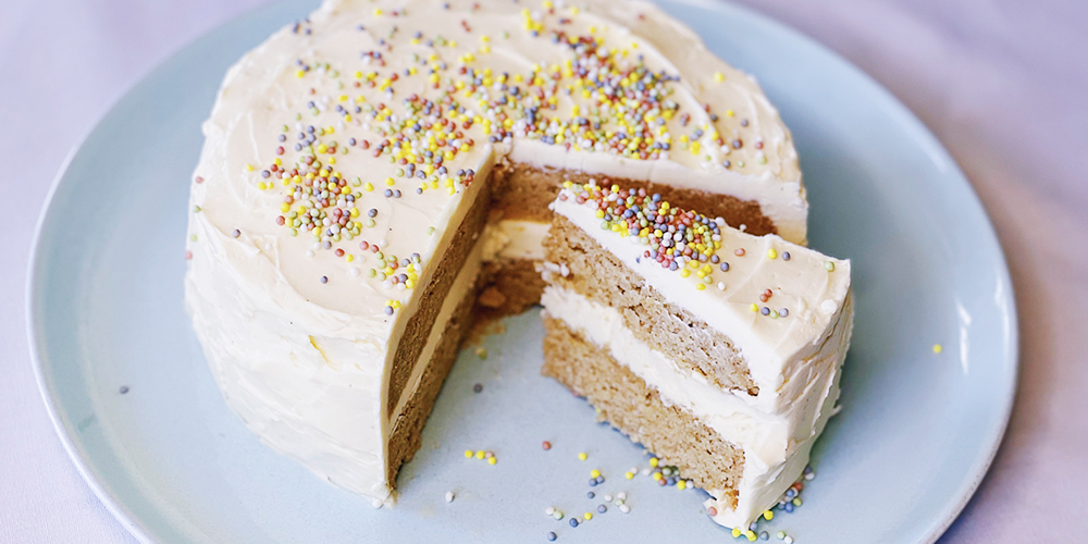 Instant Pot Keto Birthday Cake With Vanilla Buttercream Frosting — LAKANTO MIDDLE EAST